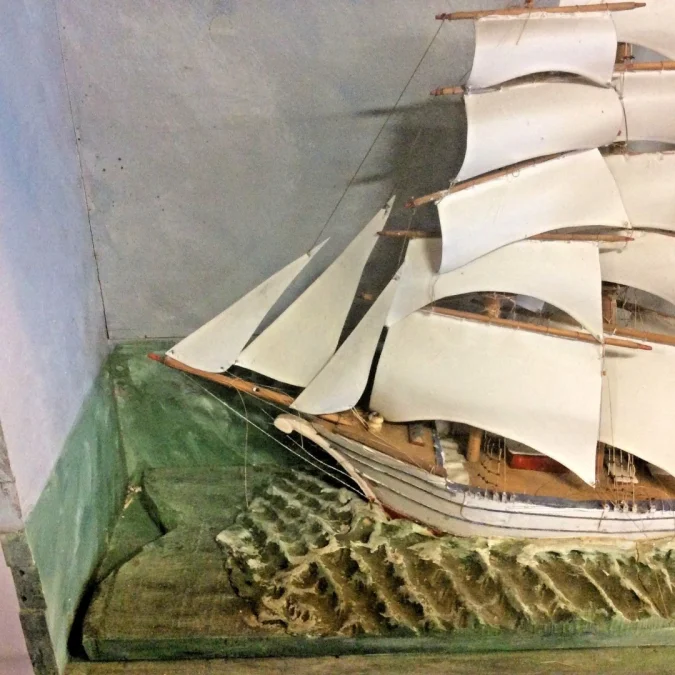 Diorama avec maquette de bateau a voiles fin 19ème