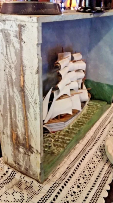 Diorama avec maquette de bateau a voiles fin 19ème