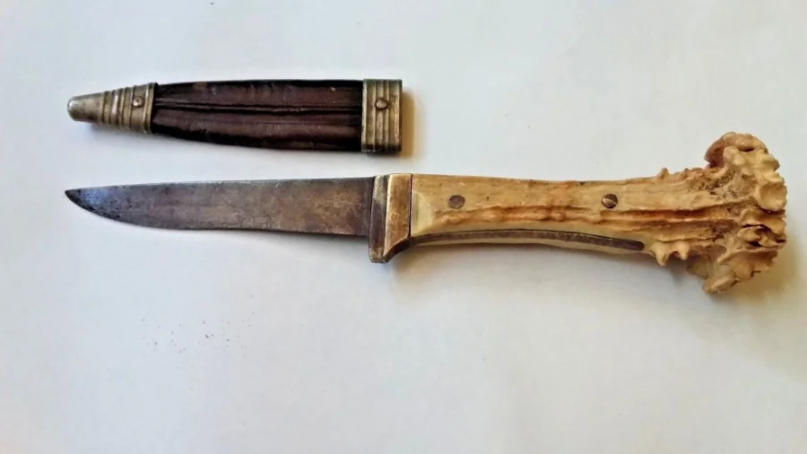 Couteau de chasse dit de bottes lame fixe