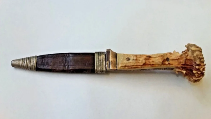 Couteau de chasse dit de bottes lame fixe