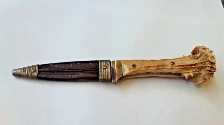 Couteau de chasse dit de bottes lame fixe
