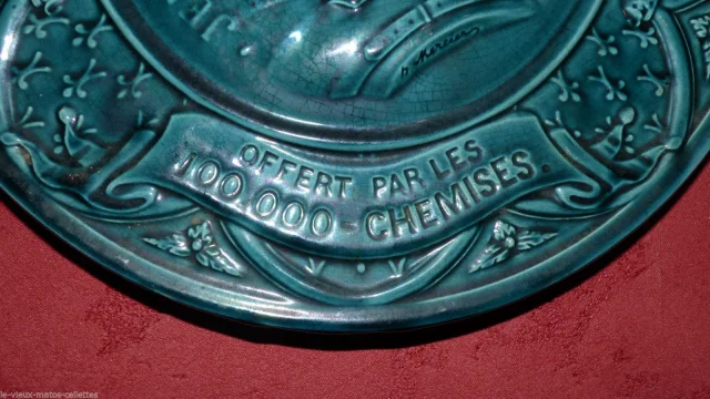 Assiette en barbotine offerte par les 100000 chemises à Paris signée de H.Mercier