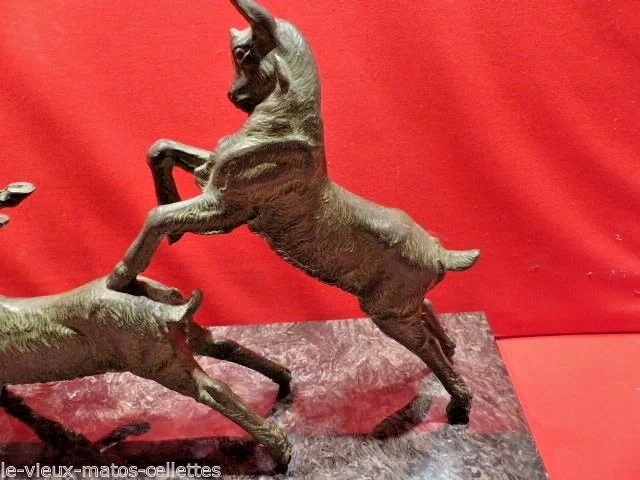 Groupe de 3 chèvres qui font la cabriole époque art déco en bronze signé "leducq"