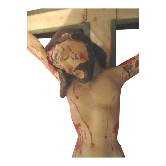 Christ indo portugais sur croix sculpté en bois avec polychromies fin XVIII ème