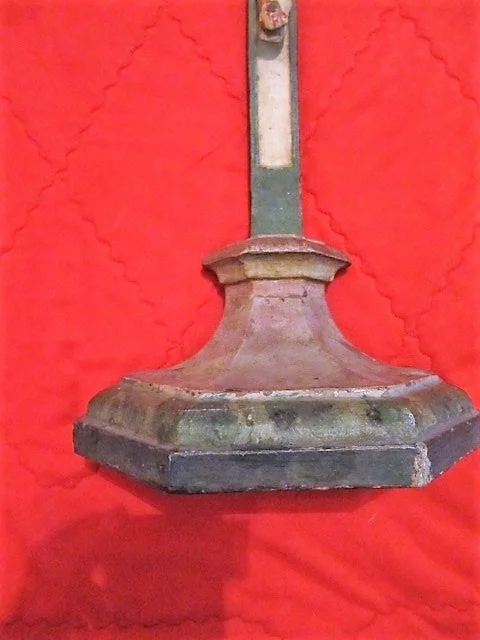Christ indo portugais sur croix sculpté en bois avec polychromies fin XVIII ème