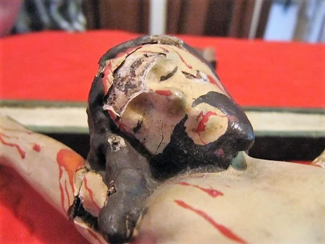 Christ indo portugais sur croix sculpté en bois avec polychromies fin XVIII ème