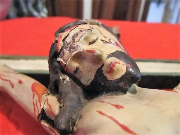 Christ indo portugais sur croix sculpté en bois avec polychromies fin XVIII ème