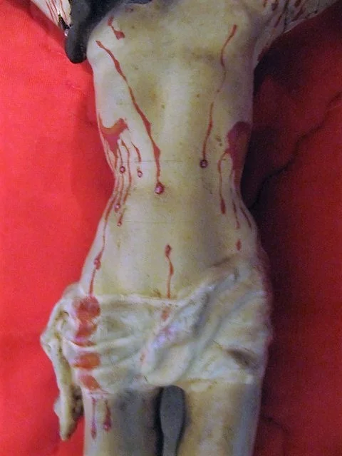 Christ indo portugais sur croix sculpté en bois avec polychromies fin XVIII ème