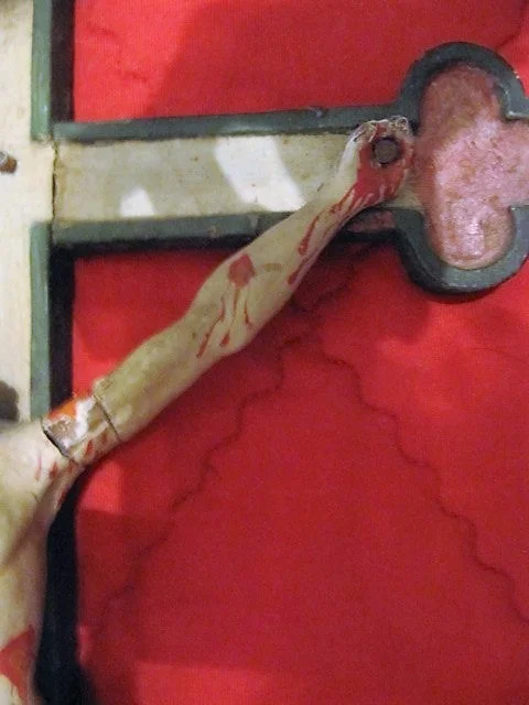 Christ indo portugais sur croix sculpté en bois avec polychromies fin XVIII ème