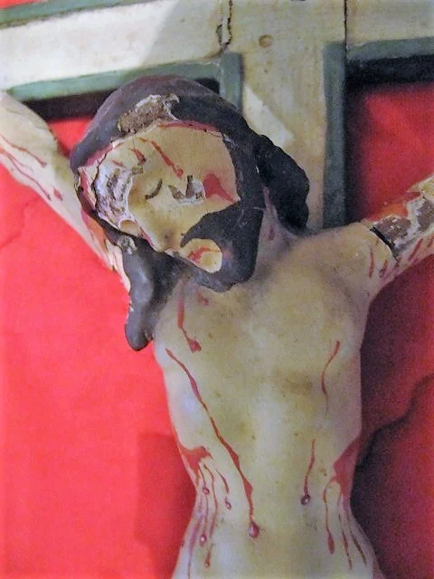 Christ indo portugais sur croix sculpté en bois avec polychromies fin XVIII ème