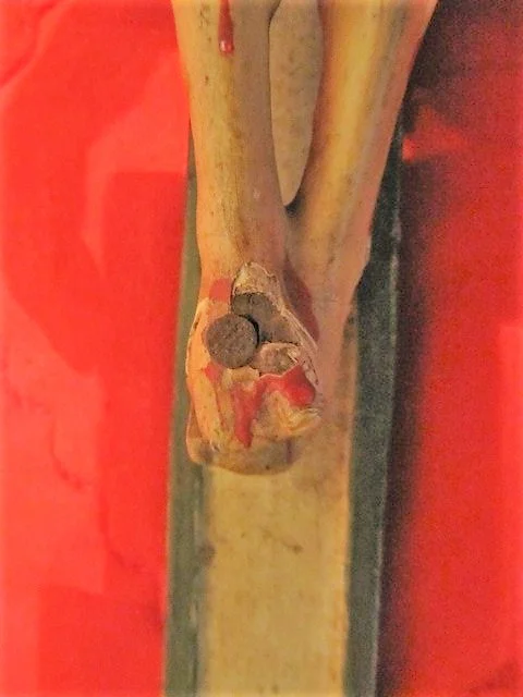 Christ indo portugais sur croix sculpté en bois avec polychromies fin XVIII ème