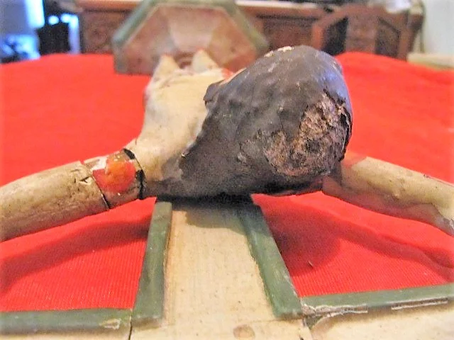 Christ indo portugais sur croix sculpté en bois avec polychromies fin XVIII ème