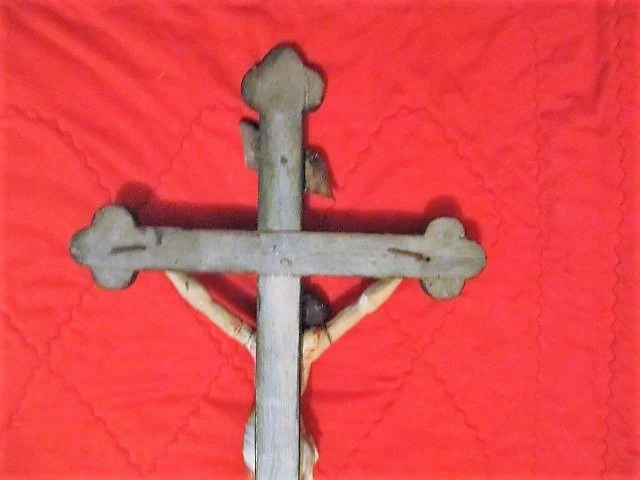 Christ indo portugais sur croix sculpté en bois avec polychromies fin XVIII ème