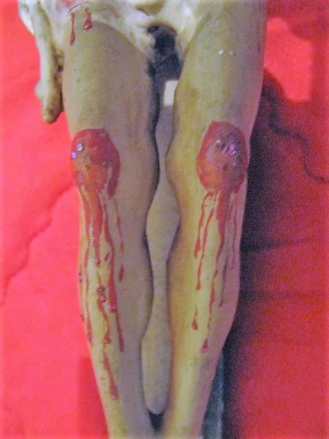 Christ indo portugais sur croix sculpté en bois avec polychromies fin XVIII ème
