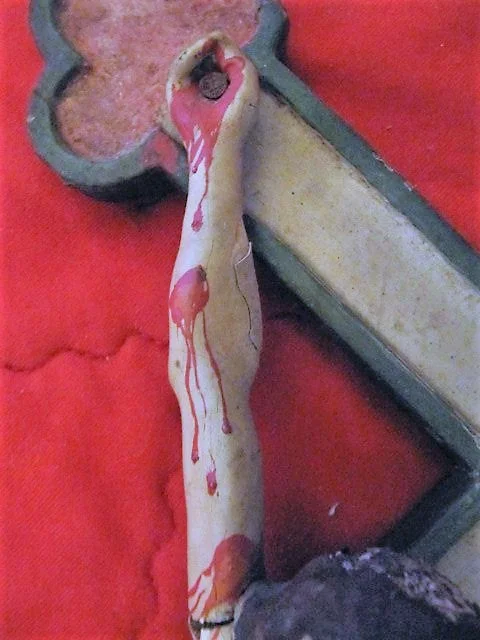 Christ indo portugais sur croix sculpté en bois avec polychromies fin XVIII ème