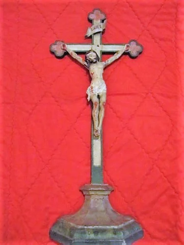 Christ indo portugais sur croix sculpté en bois avec polychromies fin XVIII ème