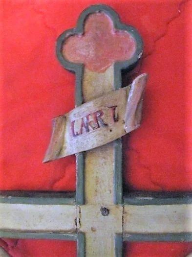 Christ indo portugais sur croix sculpté en bois avec polychromies fin XVIII ème