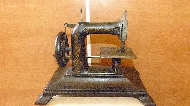 Machine a coudre "BABY" a Paris   en fonte d'enfant début XXème