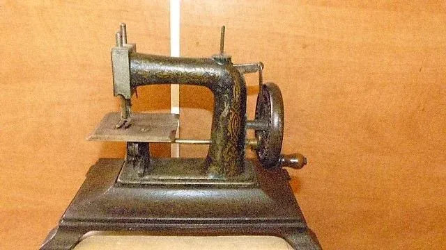 Machine a coudre "BABY" a Paris   en fonte d'enfant début XXème