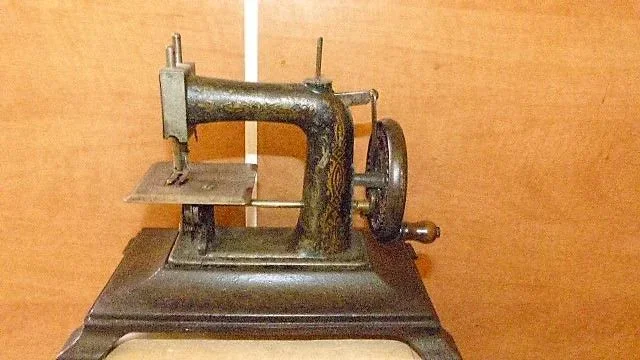 Machine a coudre "BABY" a Paris   en fonte d'enfant début XXème