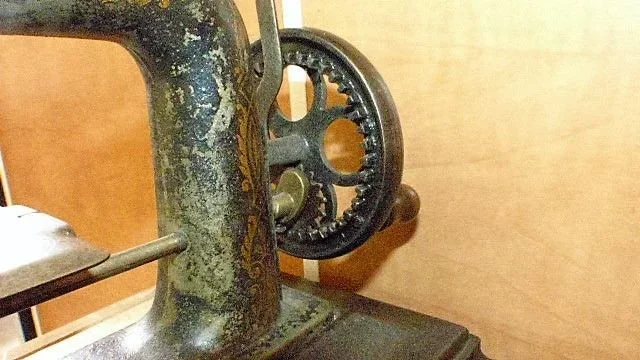 Machine a coudre "BABY" a Paris   en fonte d'enfant début XXème