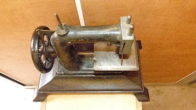 Machine a coudre "BABY" a Paris   en fonte d'enfant début XXème