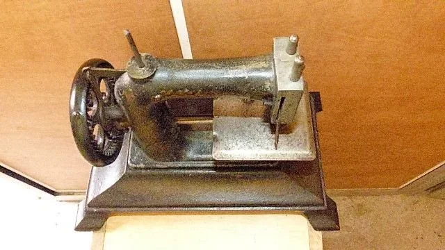 Machine a coudre "BABY" a Paris   en fonte d'enfant début XXème