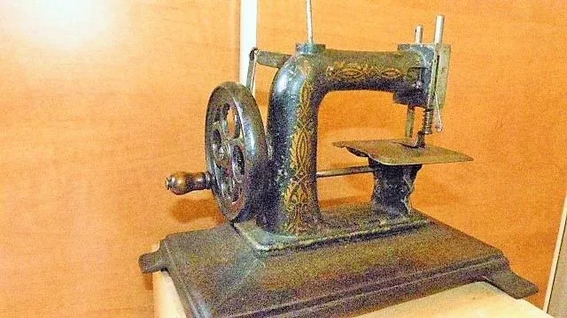 Machine a coudre "BABY" a Paris   en fonte d'enfant début XXème