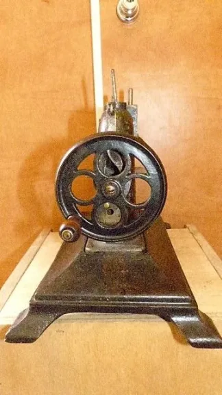 Machine a coudre "BABY" a Paris   en fonte d'enfant début XXème