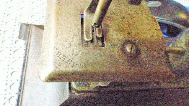 Machine a coudre "BABY" a Paris   en fonte d'enfant début XXème