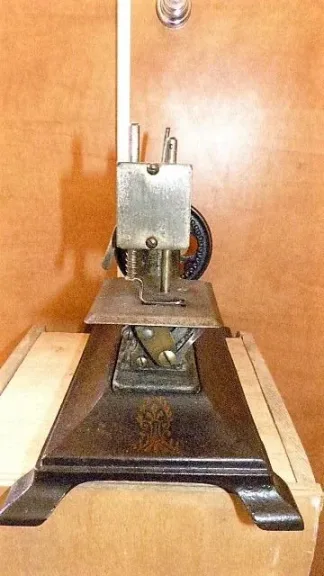 Machine a coudre "BABY" a Paris   en fonte d'enfant début XXème