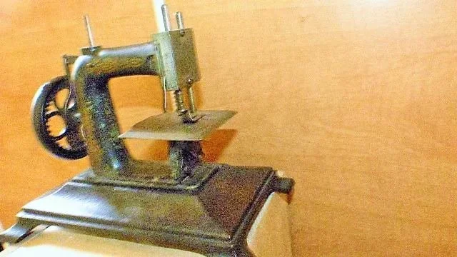 Machine a coudre "BABY" a Paris   en fonte d'enfant début XXème