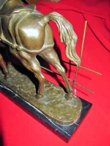Cheval a la barrière en bronze sur socle en marbre milieu 20ème