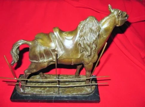 Cheval a la barrière en bronze sur socle en marbre milieu 20ème