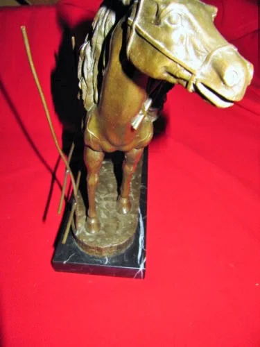 Cheval a la barrière en bronze sur socle en marbre milieu 20ème