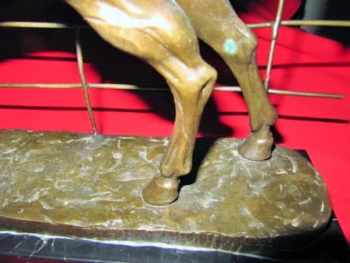 Cheval a la barrière en bronze sur socle en marbre milieu 20ème