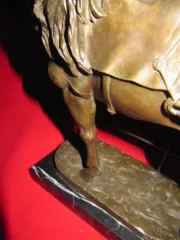 Cheval a la barrière en bronze sur socle en marbre milieu 20ème