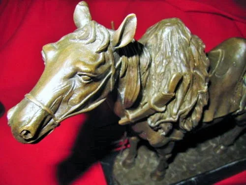Cheval a la barrière en bronze sur socle en marbre milieu 20ème