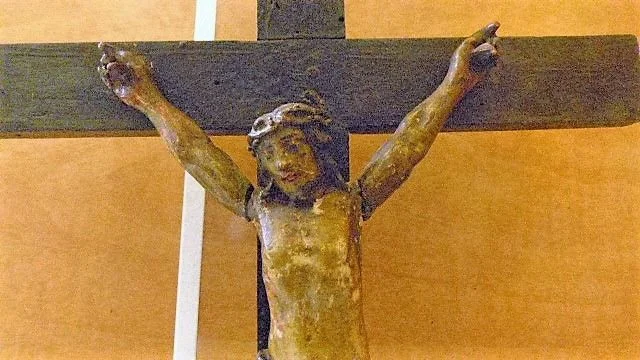 Christ en bois avec polychromies sur croix école espagnol fin 18ème