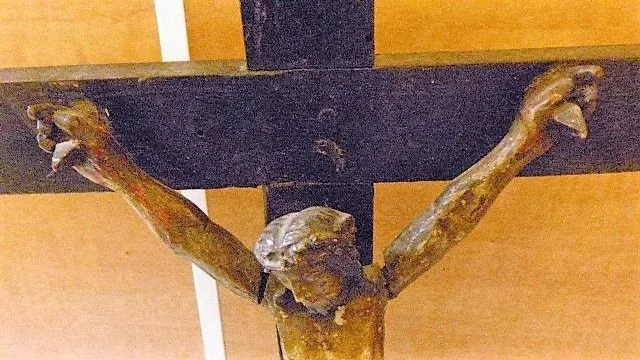 Christ en bois avec polychromies sur croix école espagnol fin 18ème