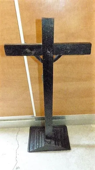 Christ en bois avec polychromies sur croix école espagnol fin 18ème