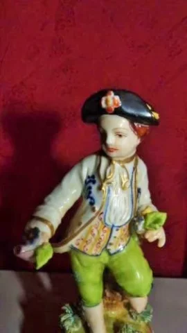 Paire de sujet décoratif personnages signée de Meissen