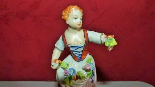 Paire de sujet décoratif personnages signée de Meissen