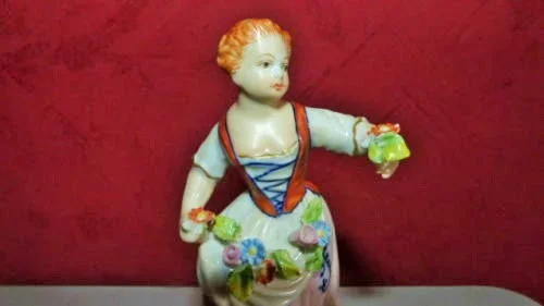 Paire de sujet décoratif personnages signée de Meissen