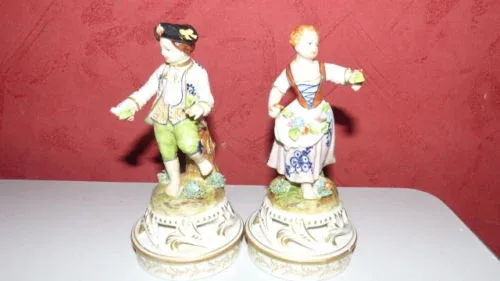 Paire de sujet décoratif personnages signée de Meissen