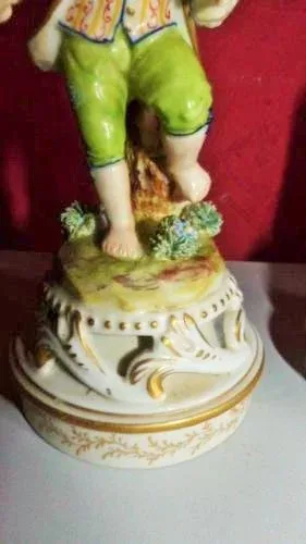 Paire de sujet décoratif personnages signée de Meissen
