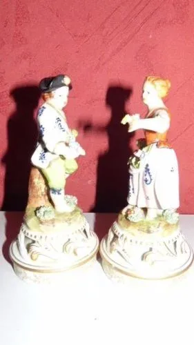 Paire de sujet décoratif personnages signée de Meissen