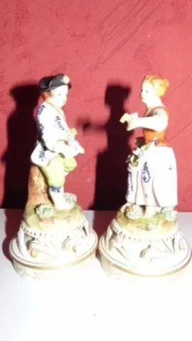 Paire de sujet décoratif personnages signée de Meissen