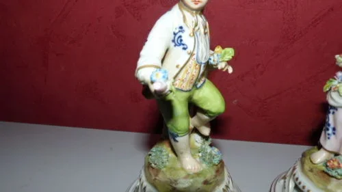 Paire de sujet décoratif personnages signée de Meissen