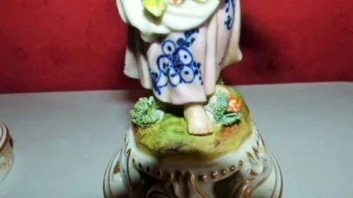 Paire de sujet décoratif personnages signée de Meissen